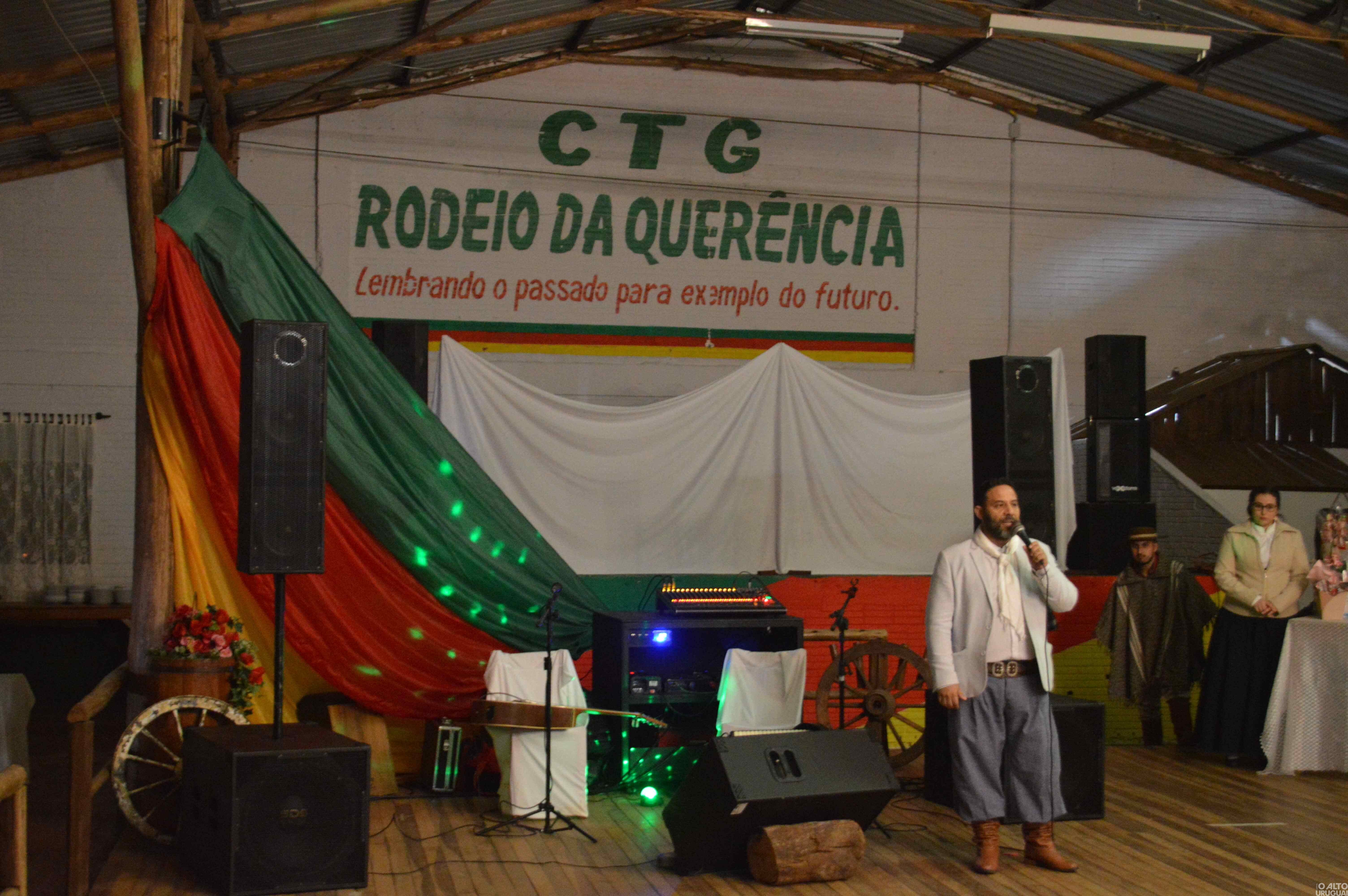 Noite do Galanteio reúne casais no CTG Rodeio da Querência