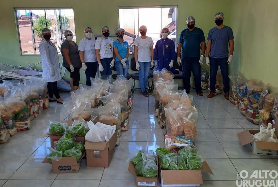 Secretaria de Educação entrega 60 kits de alimentação escolar a alunos