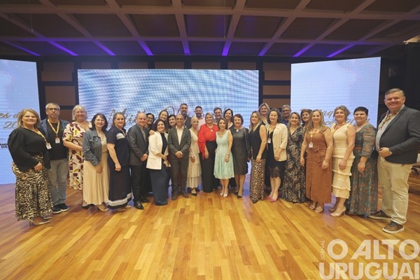 Escola Afonso Pena de FW recebe prêmio do Ideb 2023 em Porto Alegre