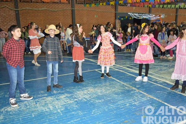 Festa Junina da Escola Irmã Odila Lehnen reúne comunidade em noite de alegria e tradição