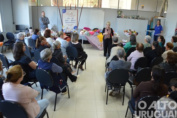 Tricolã promove workshop de tricô e crochê em FW