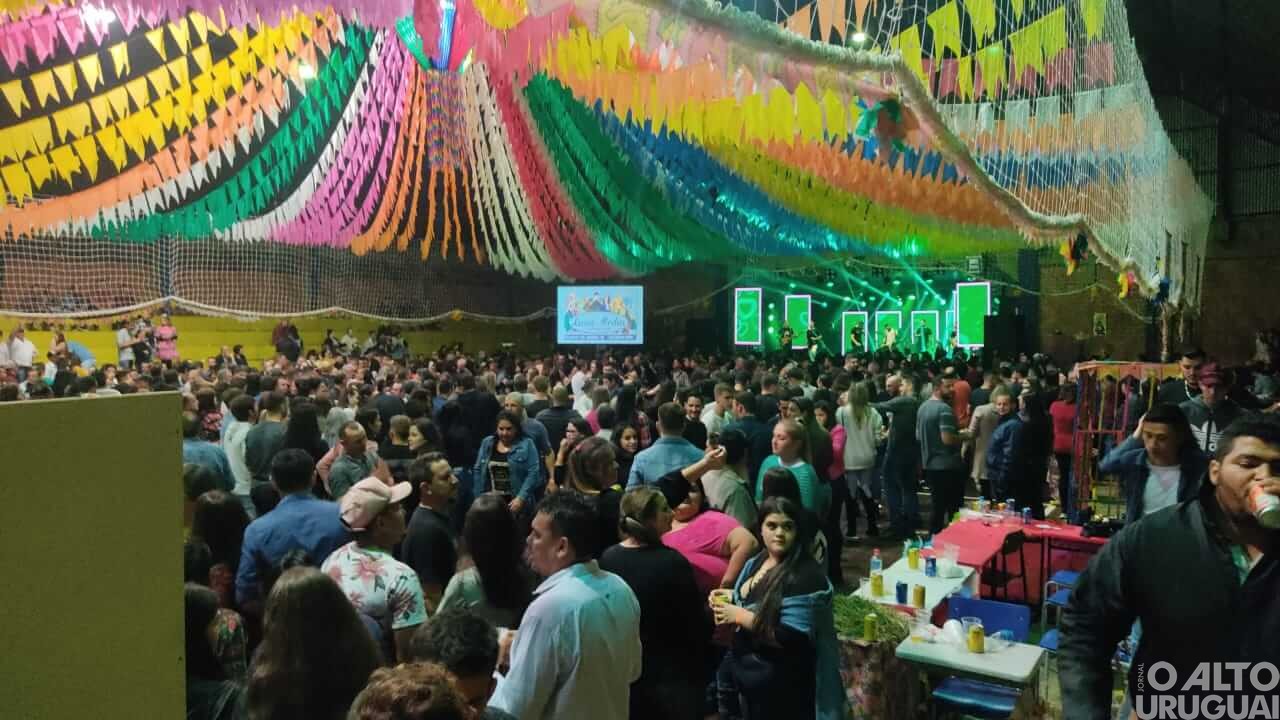 Bailão de São João reúne mais de duas mil pessoas em Caiçara