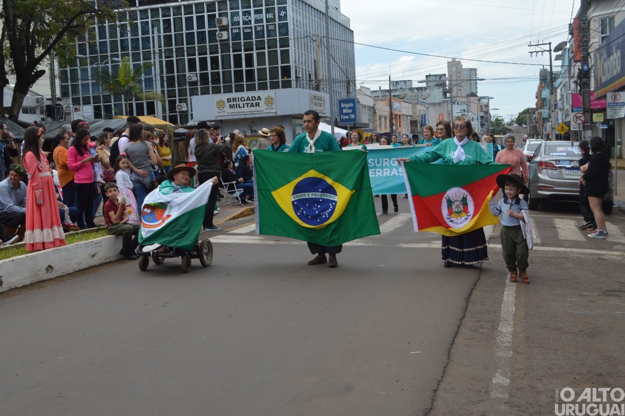 Desfile Farroupilha encerra festejos de FW