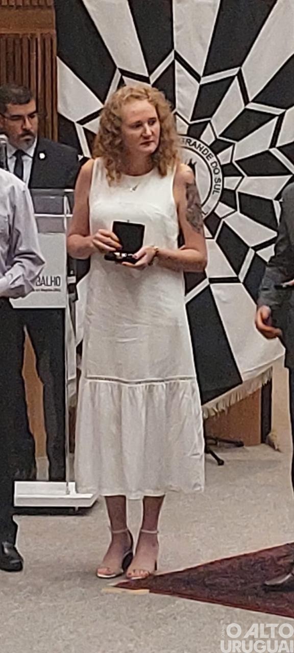 Delegada regional Aline Palma recebe medalha Plínio Brasil Milano