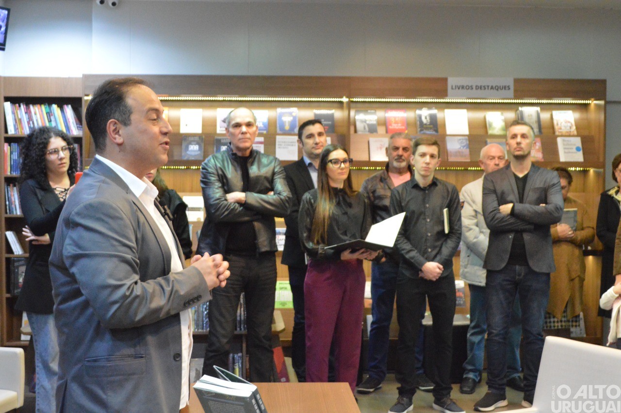 Médico Jorge Alan Souza recebe convidados para lançamento de seu livro