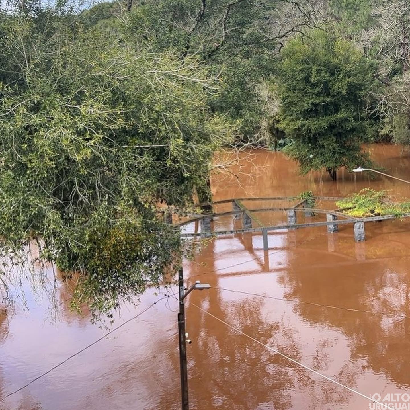 Cheia do rio Mel avança em Iraí e causa alerta nas áreas mais baixas