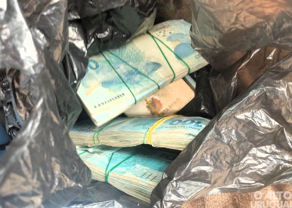 PRF encontra mais de R$ 280 mil sem comprovação em picape com placas de FW