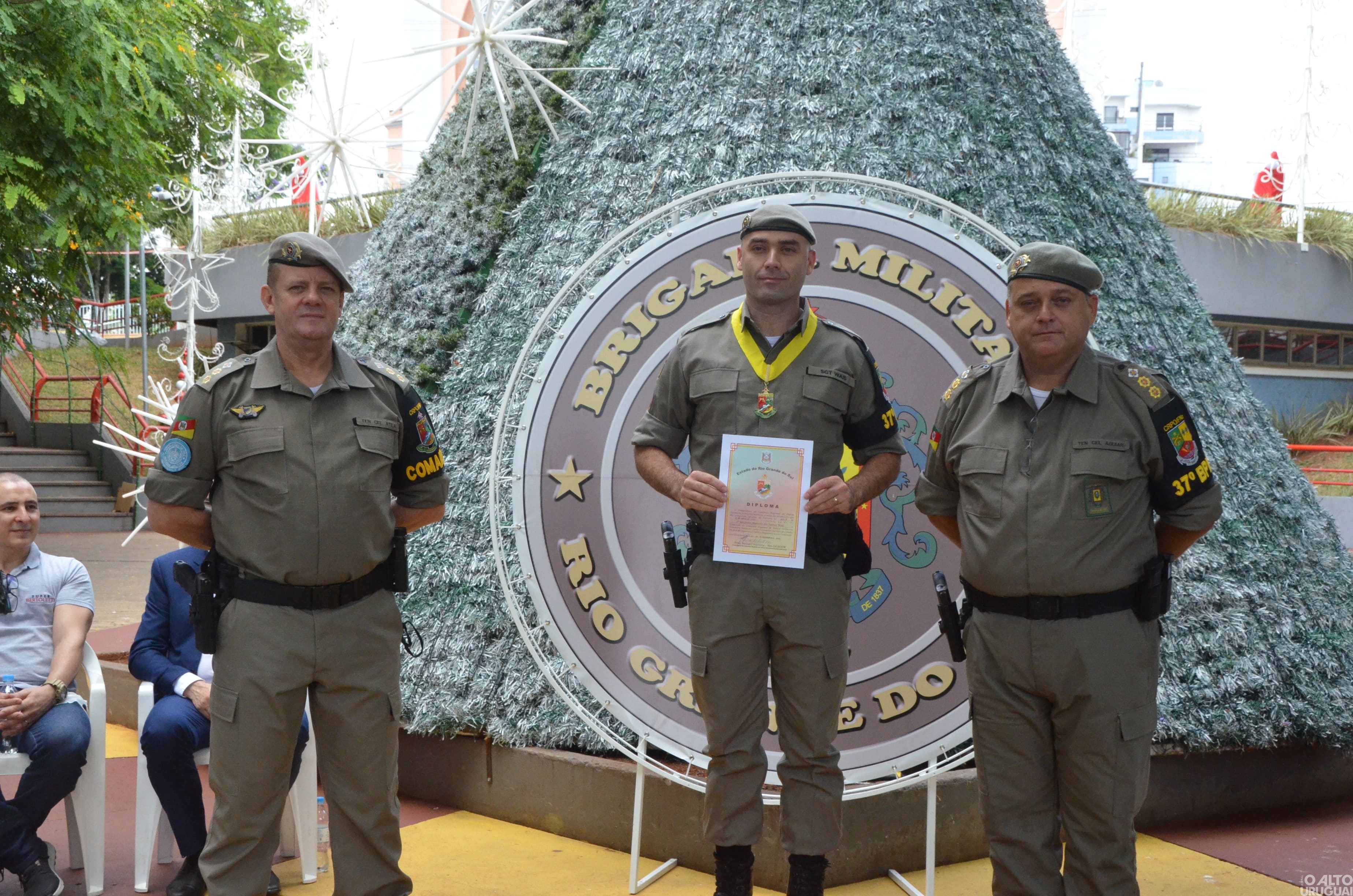 37º BPM realiza cerimônia de entrega de comendas a homenageados