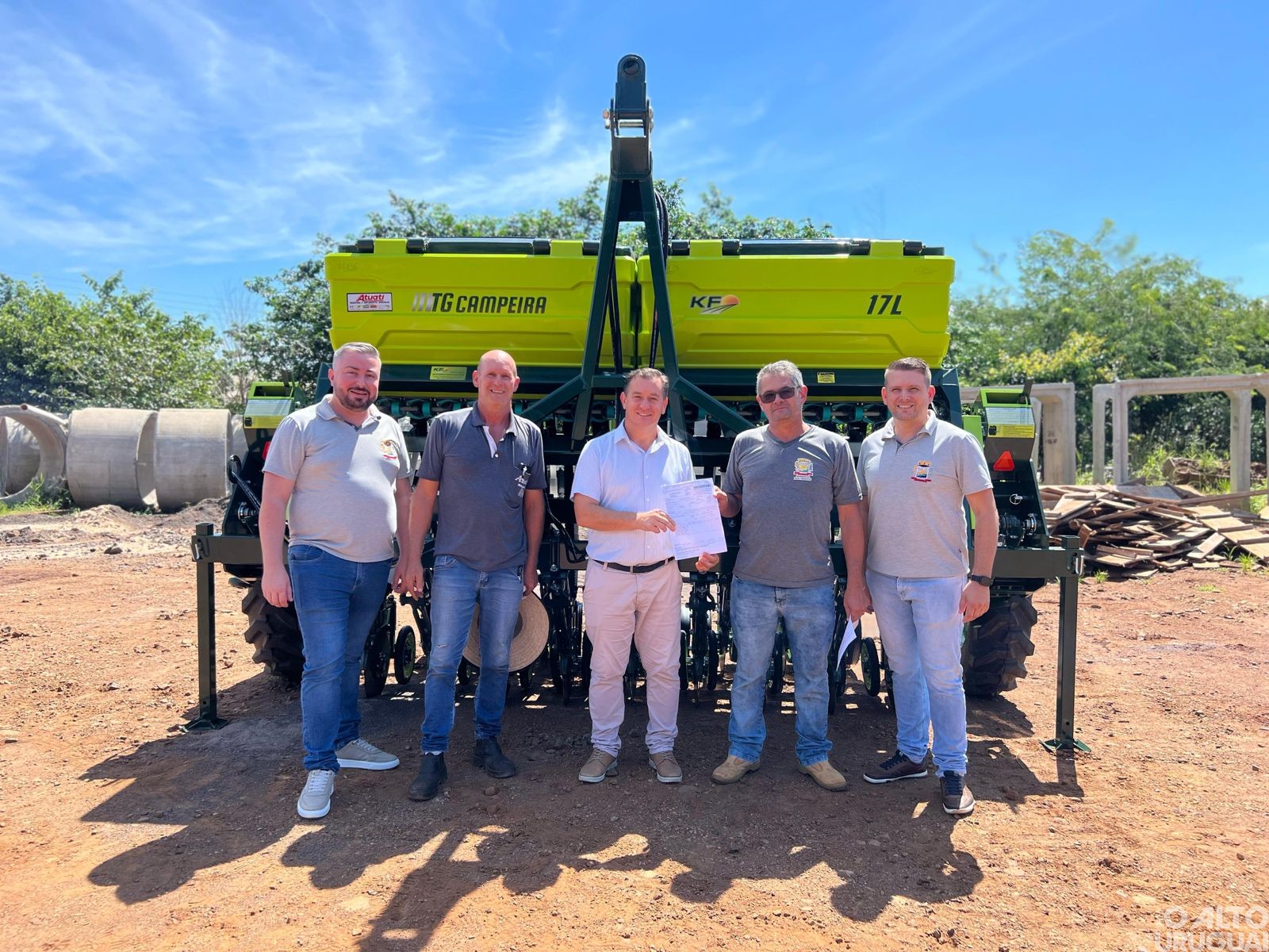 Novo Tiradentes recebe plantadeira