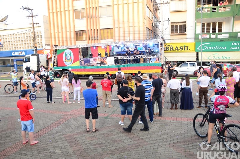 Renato Borghetti e Daniel Torres apresentam show farroupilha em FW