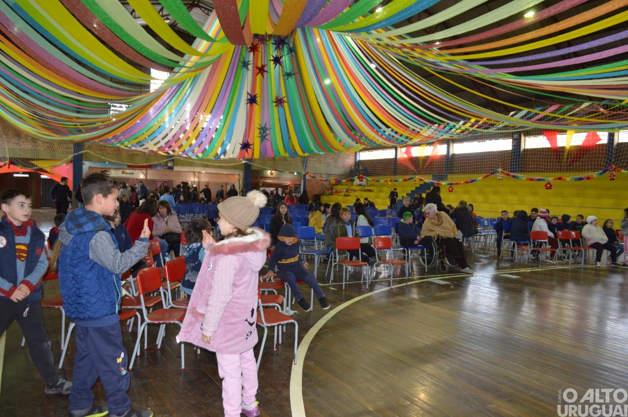 Feira do Livro da Escola Caiçara recebe grande público no primeiro dia