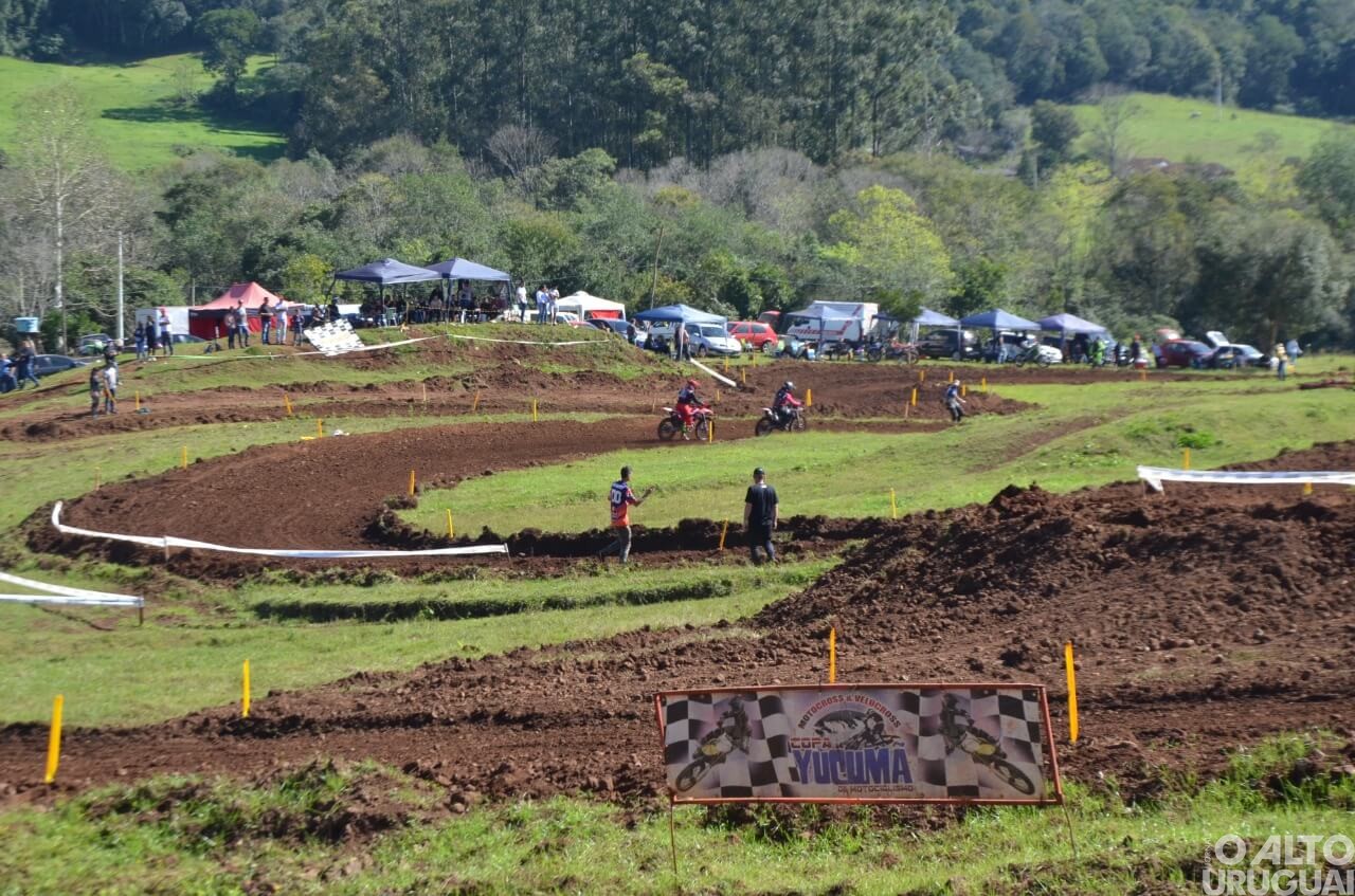 Pilotos do RS e SC disputam provas de velocross em Taquaruçu do Sul