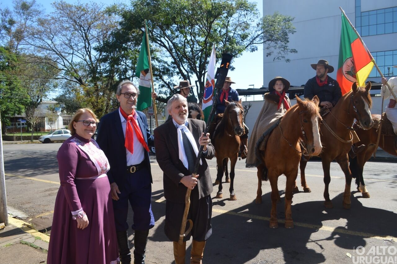 Grupo de cavalarianos entrega centelha da chama crioula na BM de FW