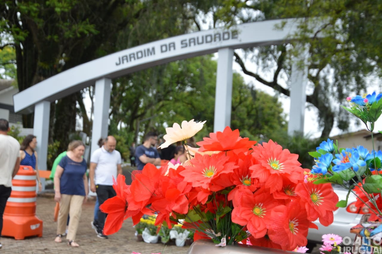 Centenas de pessoas homenageiam entes falecidos neste Dia de Finados