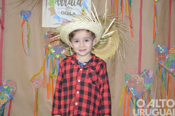 Festa Junina da Escola Irmã Odila Lehnen reúne comunidade em noite de alegria e tradição