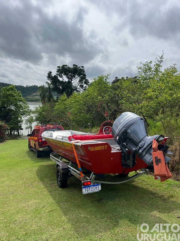 Corpo de Bombeiros de FW recebe novo barco para operações