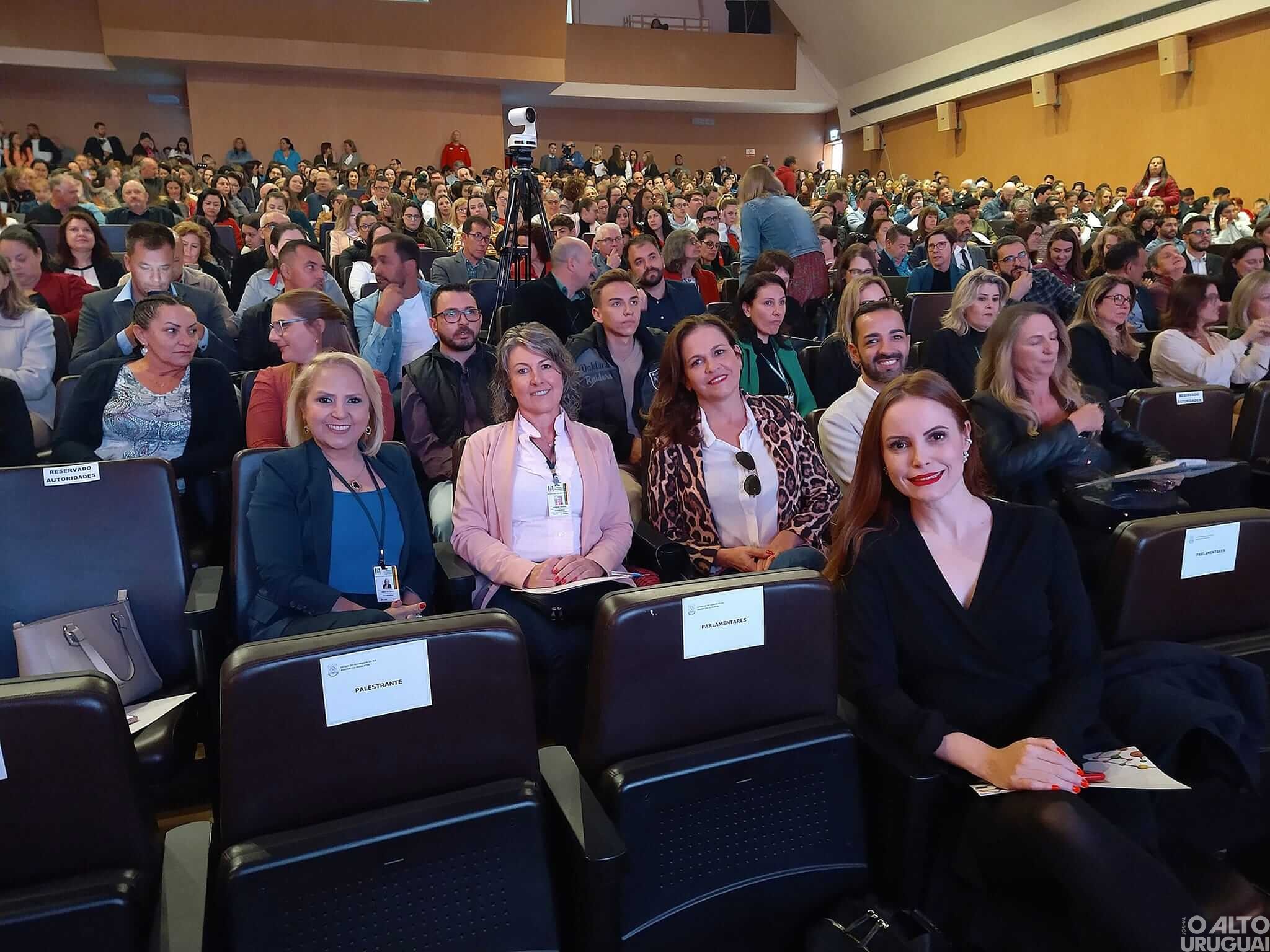 Coordenadora da 20ª CRE participa do Fórum Democrático de Desenvolvimento Regional