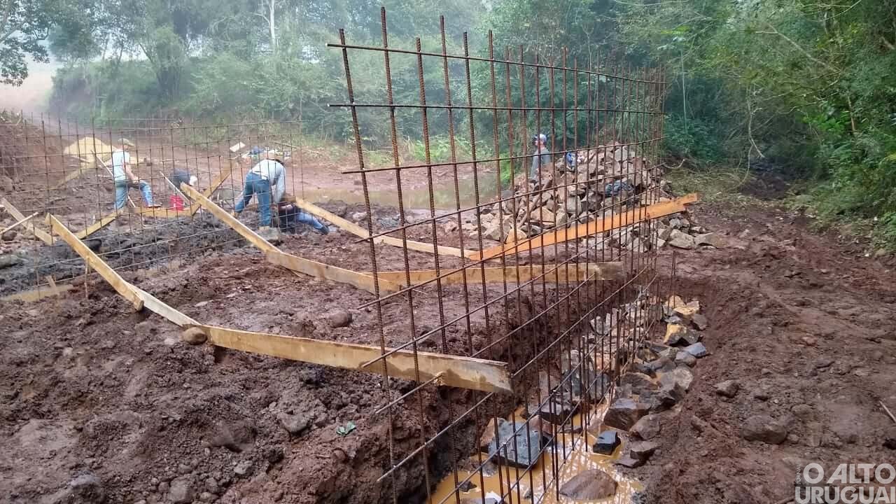 Alpestre: Secretaria de Obras recupera estradas e constrói ponte no interior