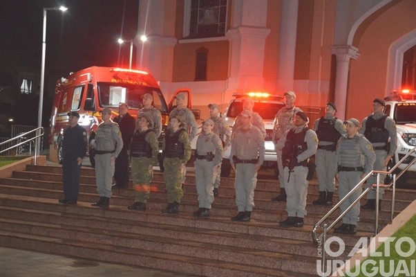 BM e Bombeiros de FW realizam homenagem a sargento morto em Caxias