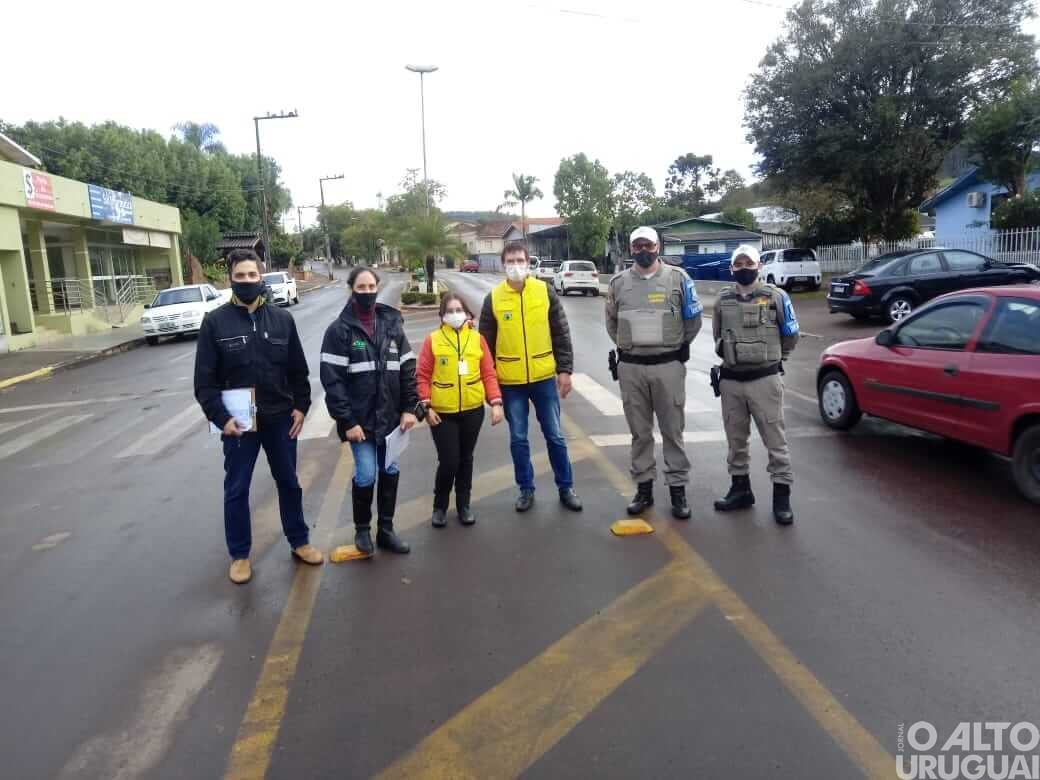 Operação conjunta fiscaliza mercadorias em Pinhal