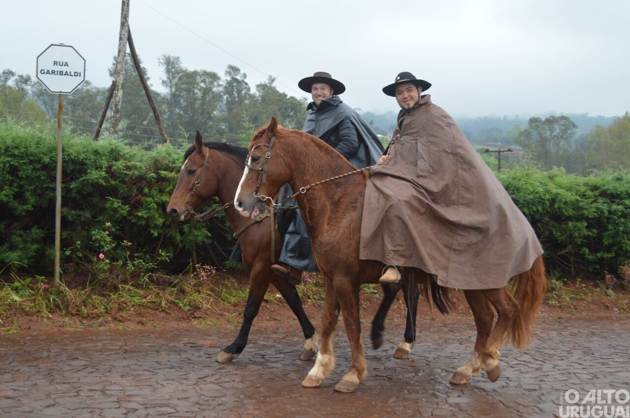 Iraí a Erval Seco: cavalarianos do 30º Bate-Casco passam por FW
