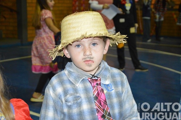 Festa Junina da Escola Irmã Odila Lehnen reúne comunidade em noite de alegria e tradição