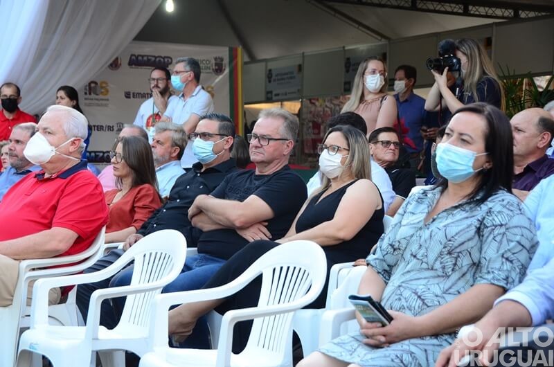 Lideranças de vários municípios prestigiam abertura da 1ª Feira Regional das Agroindústrias