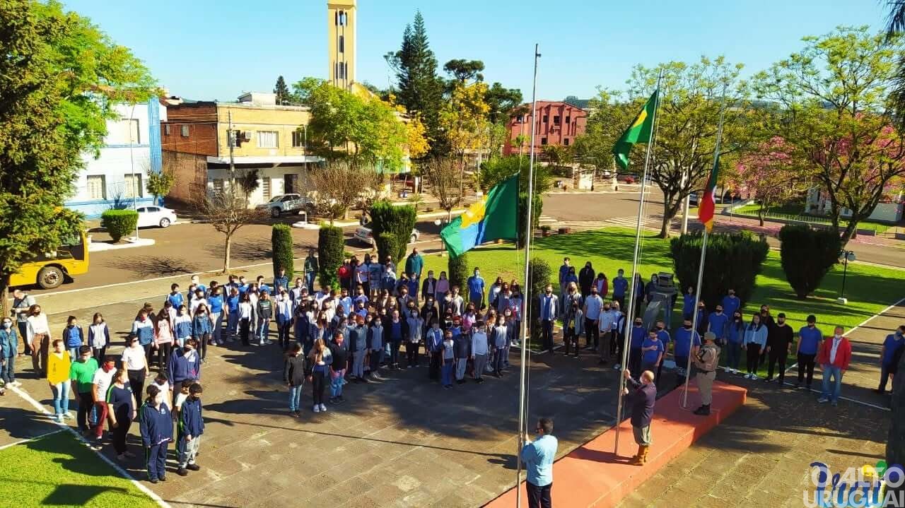 Amor à Pátria é simbolizado em ações com a comunidade escolar de Iraí