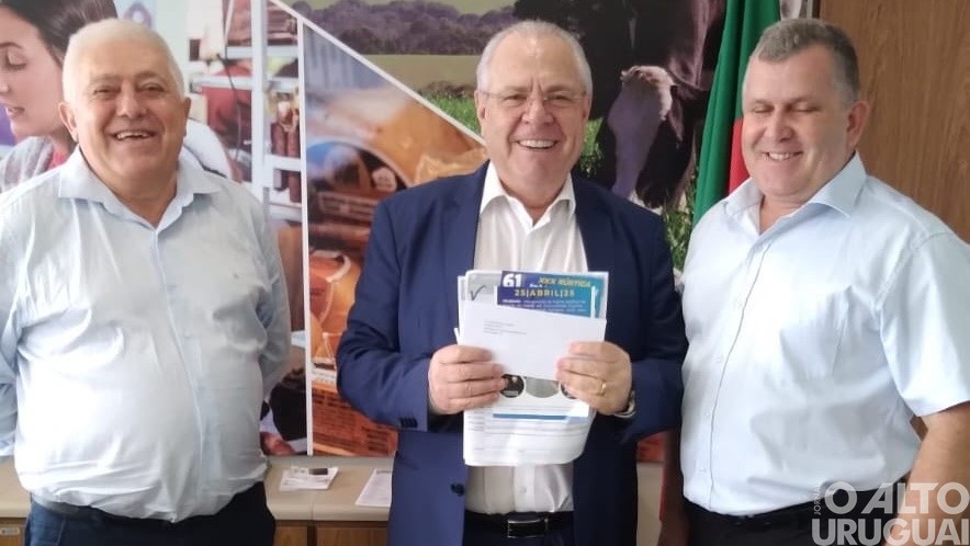 Prefeito de Alpestre entrega convites a autoridades em Porto Alegre para evento dos 61 anos do município