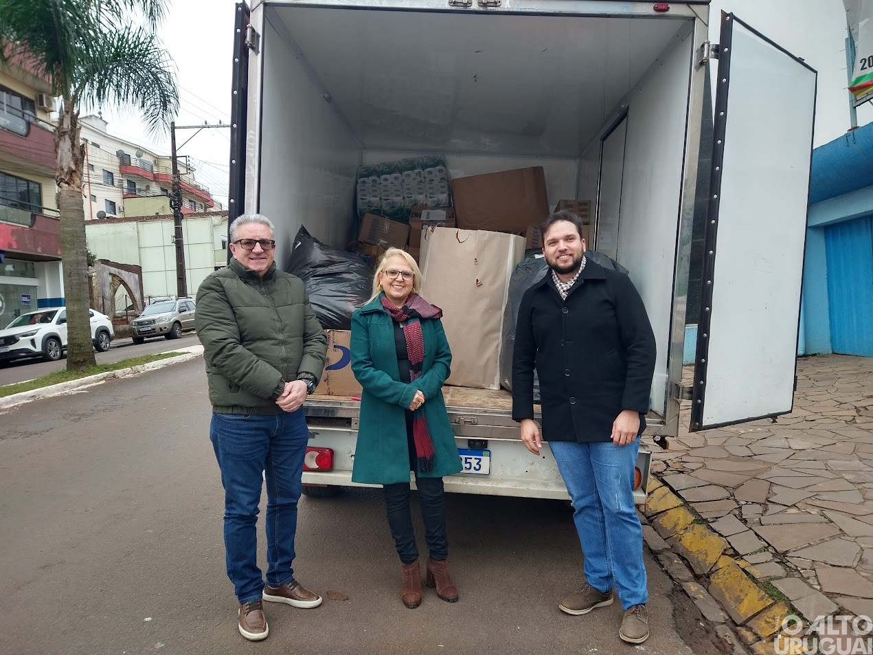 Alunos afetados pelas enchentes recebem doações da 20ª CRE