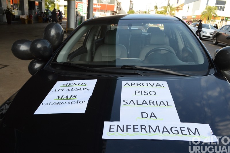 Profissionais de enfermagem promovem carreata