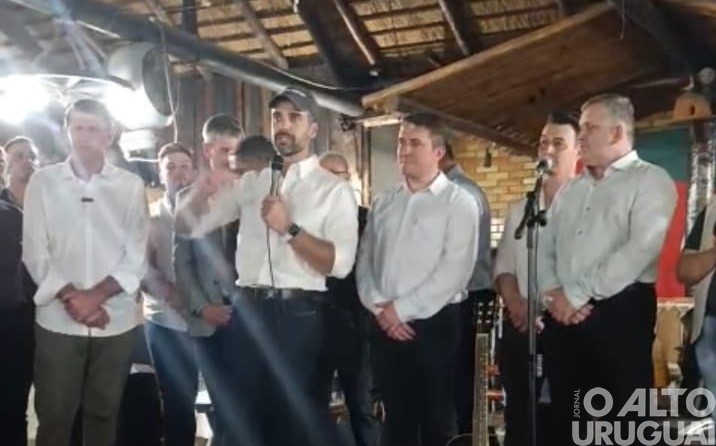 Prefeito de Alpestre entrega convites a autoridades em Porto Alegre para evento dos 61 anos do município