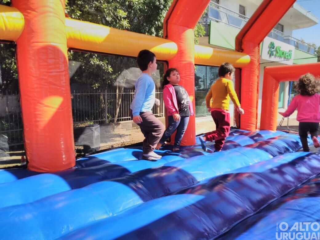 Escolas de Vista Alegre recebem atividades especiais do Dia das Crianças