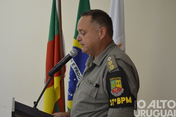 Autoridades são homenageadas pelo 37º BPM