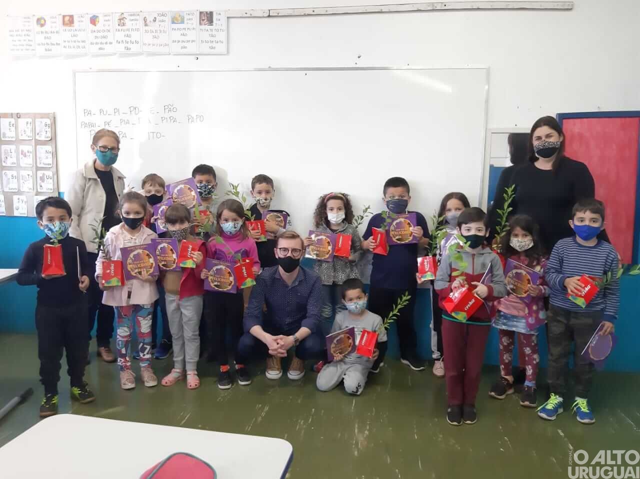 Livro infantil de Kenny Teschiedel é distribuído a estudantes de Erval Seco