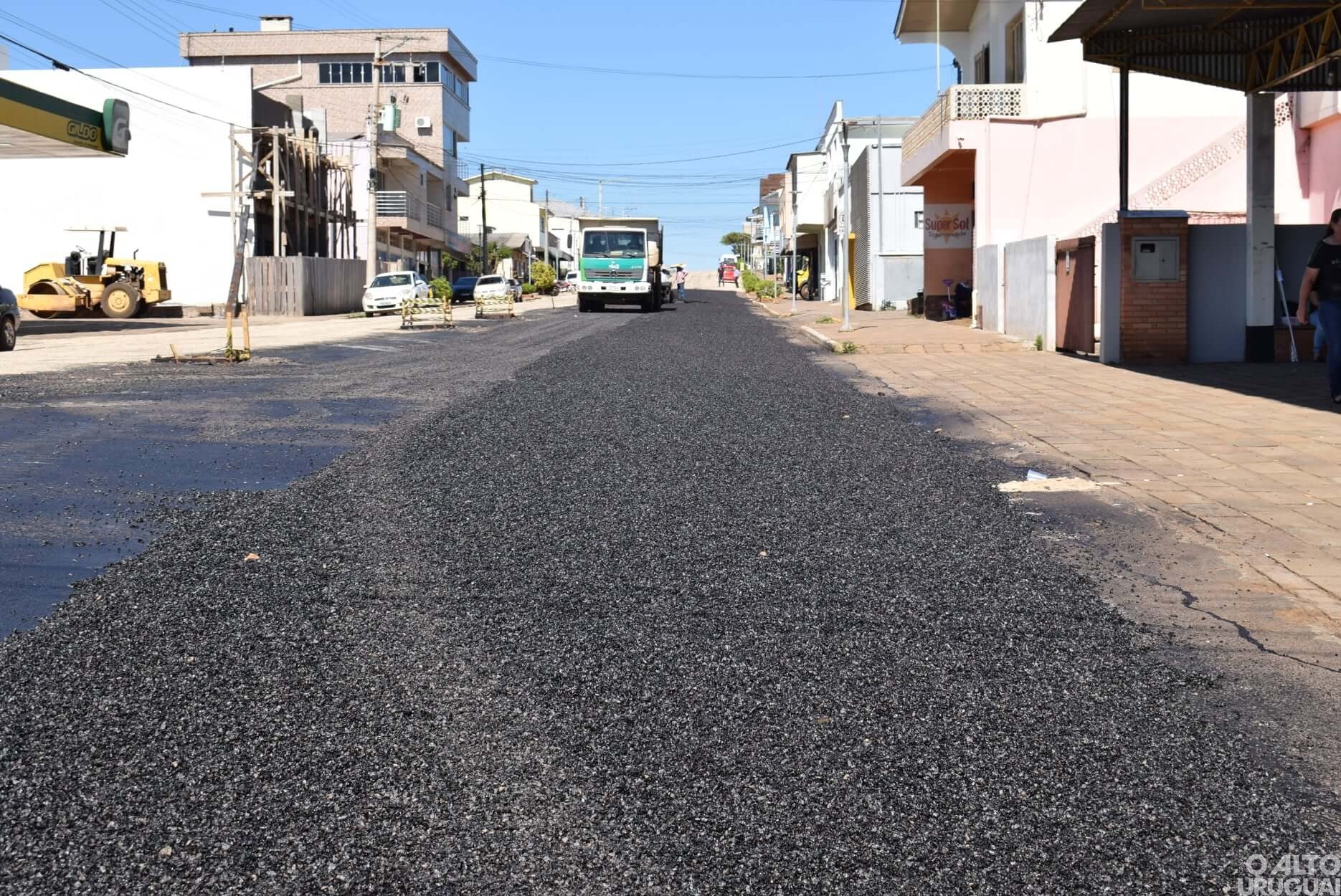 Alpestre: recapeamento asfáltico é feito na Avenida Farrapos