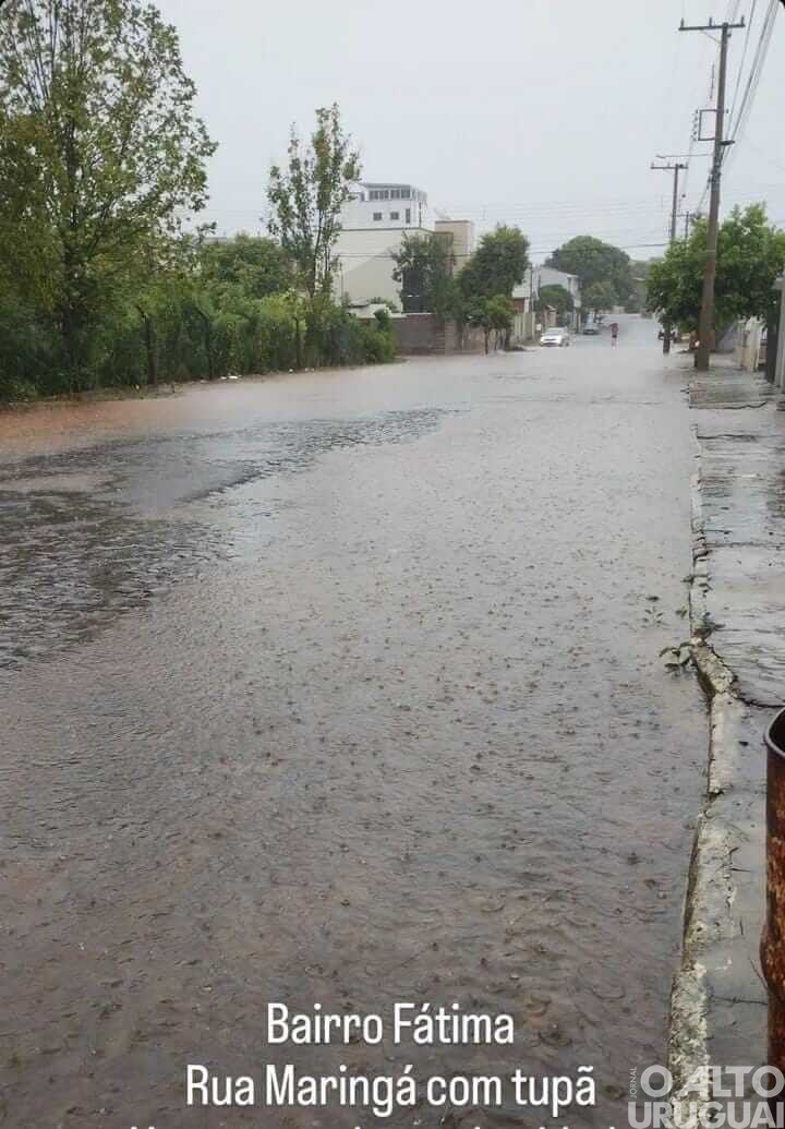 Fortes chuvas causam transtornos e alagamentos em FW