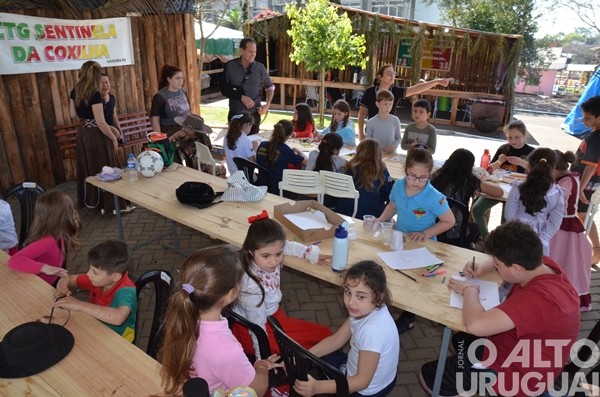 Crianças do Projeto Girassol celebram Semana Farroupilha em Caiçara