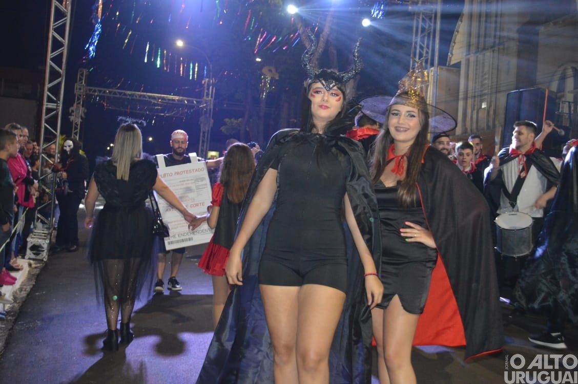 Desfile de rua do Carnaval Regional de Iraí reúne grande público