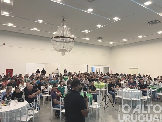 Cotrifred reúne mais de 300 produtores em FW para debater sobre bovinocultura de leite