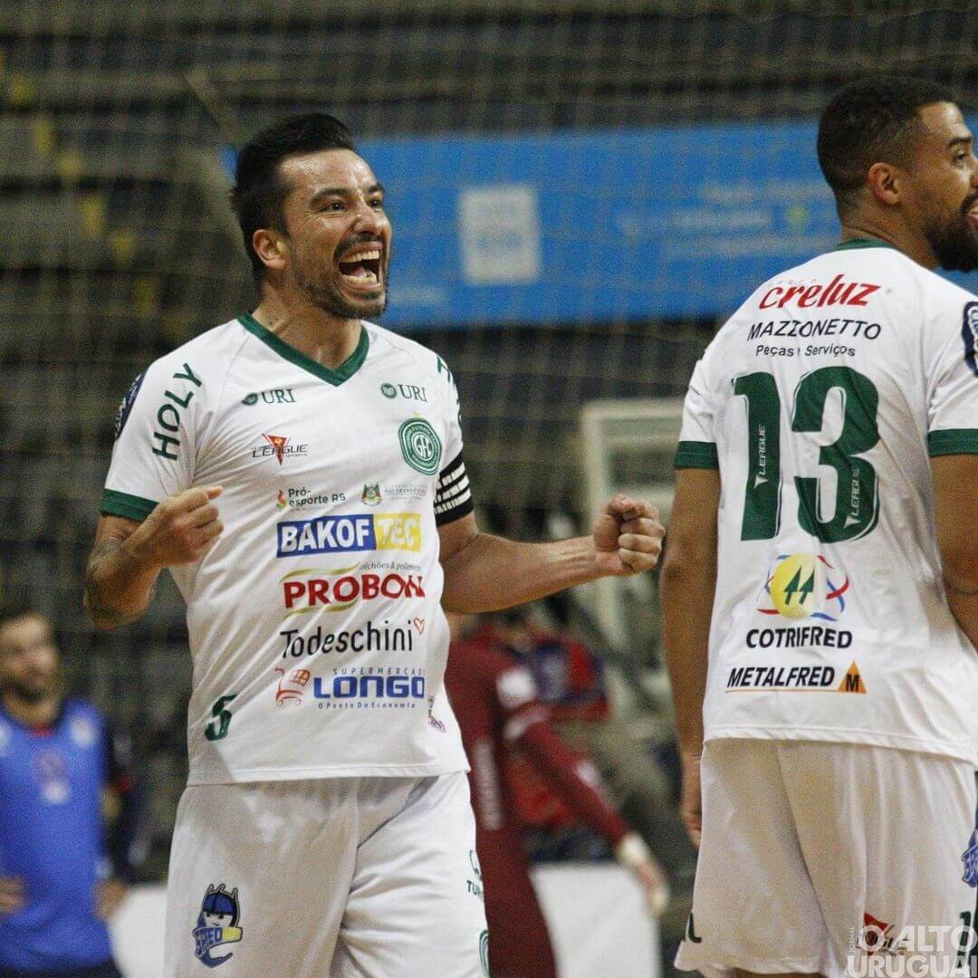 Fora de casa, Guarani goleia e assume liderança do Grupo B