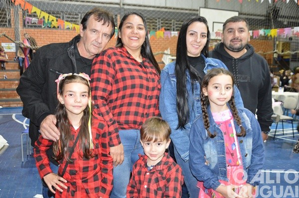 Festa Junina da Escola Irmã Odila Lehnen reúne comunidade em noite de alegria e tradição