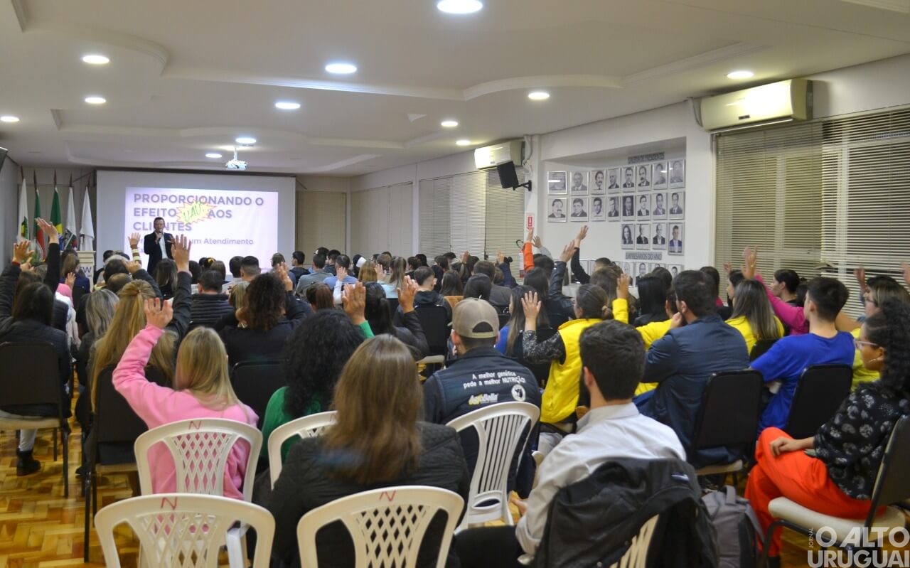 AEFW promove palestra sobre atendimento para mais de 100 profissionais