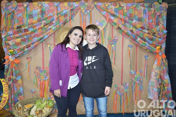 Festa Junina da Escola Irmã Odila Lehnen reúne comunidade em noite de alegria e tradição