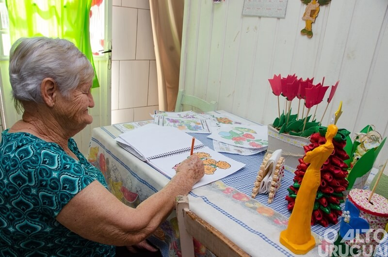 Pinhal: aluna de 86 anos dá exemplo de superação