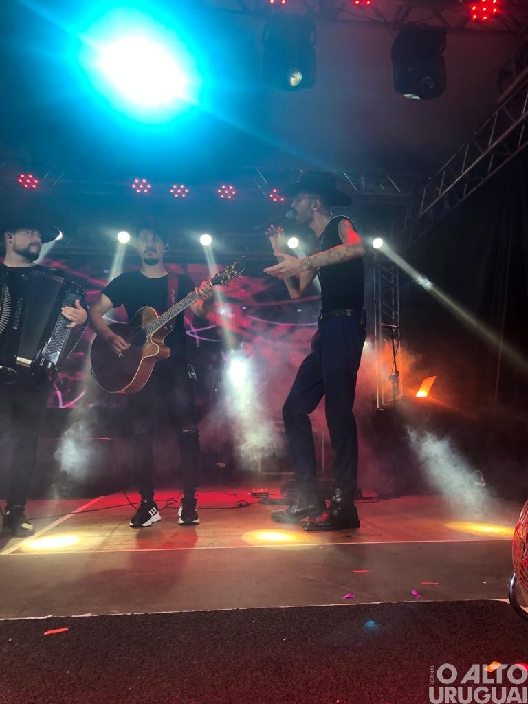 Sertanejo Luan Pereira reúne grande público em show em FW