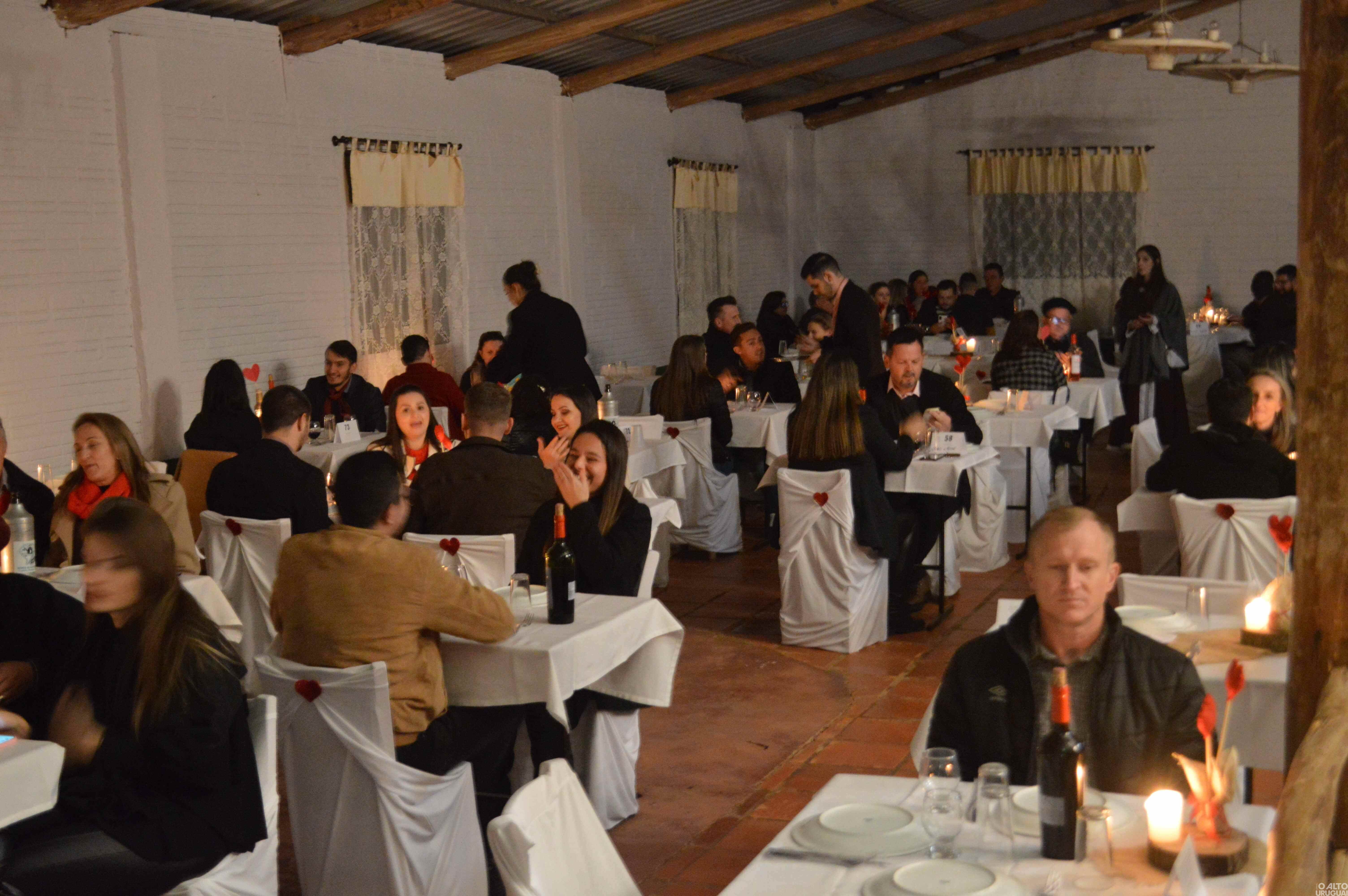 Noite do Galanteio reúne casais no CTG Rodeio da Querência