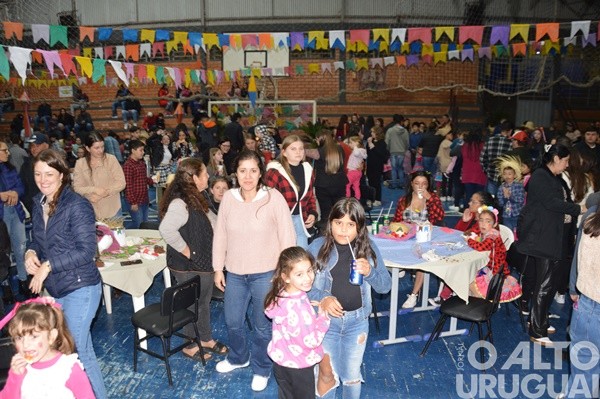 Festa Junina da Escola Irmã Odila Lehnen reúne comunidade em noite de alegria e tradição