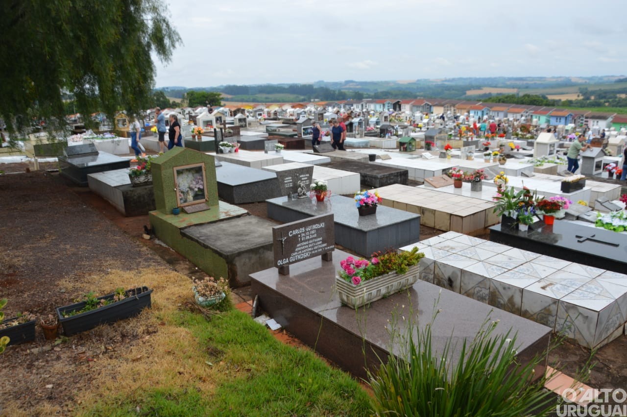 Centenas de pessoas homenageiam entes falecidos neste Dia de Finados