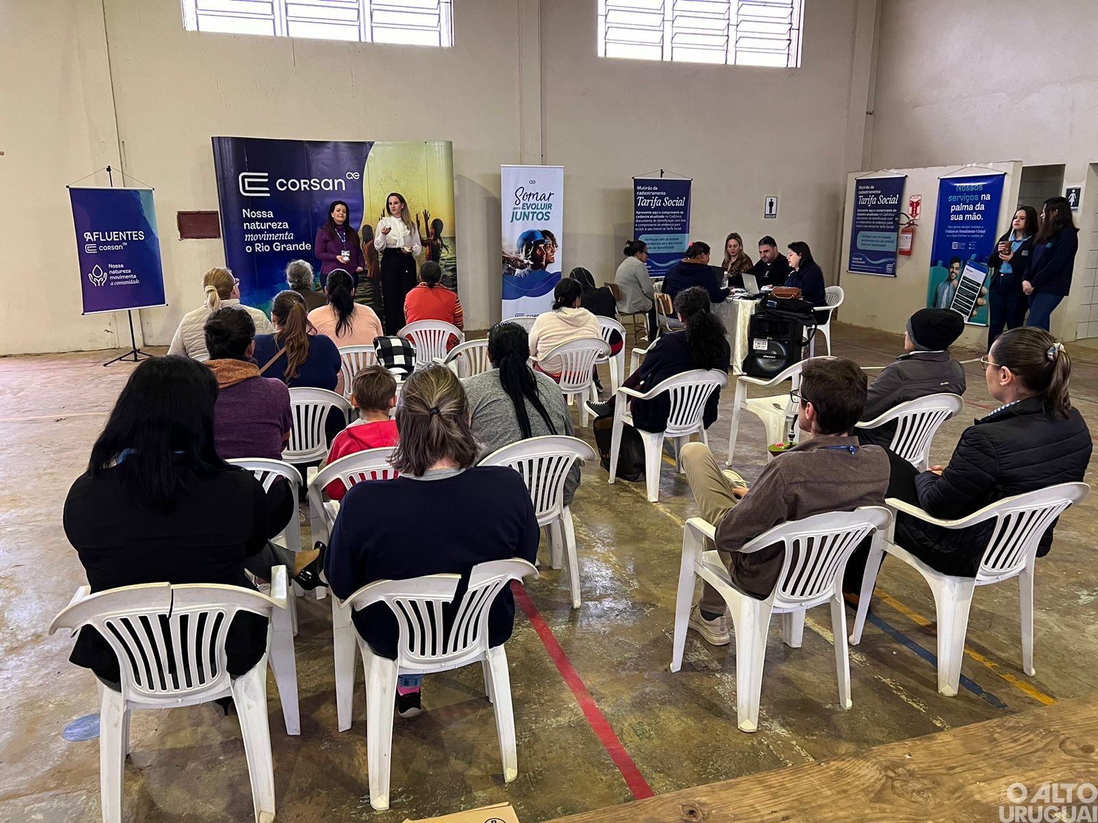 Mutirão cadastra famílias para desconto na conta de água em FW